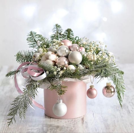 Pink Christmas Tablescapes, Pink Christmas Table, Winter Floral Arrangements, Pink Flower Arrangements, Flower Birthday Party, 2023 Ideas, Winter Wonderland Baby Shower, Christmas Bouquet, Christmas Flower Arrangements