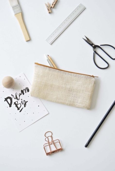 DIY no sew pencil case in natural jute (burlap) - DIY home decor - Your DIY Family Sew Pencil Case, Diy Pencil Case, Diy Pencil, Wallet Tutorial, Leather Pencil Case, Jute Fabric, Fibre And Fabric, Burlap Crafts, Family Diy