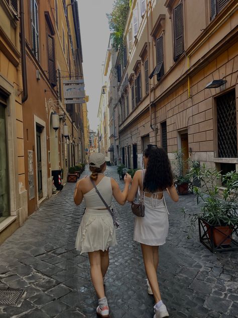 #sisters #besties #rome #romeitaly Sisters Traveling Pictures, Besties In Greece, Sisters Travel, Sister Travel, 2025 Manifestation, Summer Abroad, Sister Photos, Photos Inspo, Senior Trip