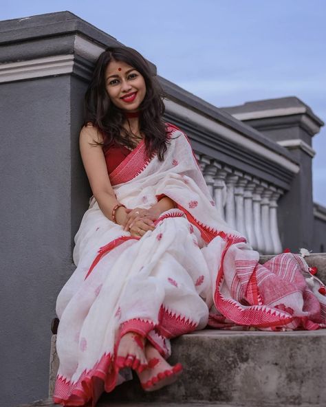 Red And White Saree, Bengali Saree, Saree Blouse Styles, Indian Sari Dress, Cotton Saree Designs, Saree Poses, Indian Saree Blouses Designs, White Saree, Flower Motifs