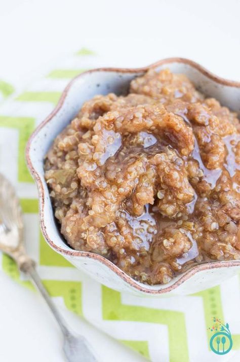 Cinnamon Apple Breakfast Quinoa - healthy & gluten-free! This SEASONAL breakfast will keep you feeling full and satisfied all morning. An AMAZING & delicious quinoa breakfast recipe using cinnamon and apples (gluten-free & vegan) Cinnamon Apple Breakfast, Quinoa Recipes Breakfast, Breakfast Quinoa, Apple Breakfast, Quinoa Breakfast, Simply Quinoa, Quinoa Healthy, Cinnamon Apple, Munnar