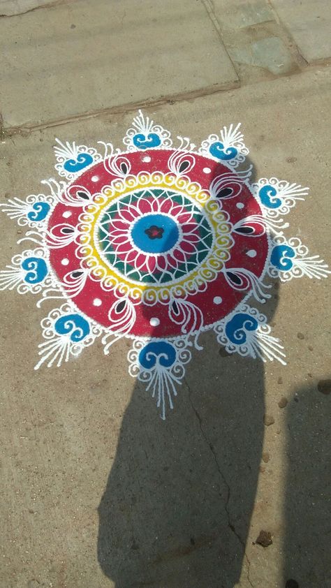 Big Round Rangoli Design, Rangoli Snap, Round Rangoli Design, Round Rangoli, Rangoli Images, Colour Rangoli, Pongal Rangoli, Easy Rangoli Designs Videos, Creative Bookshelves