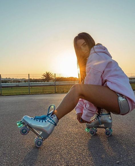 🧡✨FIRST TIME RIDING WITH @impalarollerskates ✨🧡 Via @ornettebreathe  #rollerskates #rollerskating #impala #impalarollerskates #summer Skater Photoshoot, Skateboard Aesthetic Skater Girls, Roller Skating Pictures, Skate Photography, Skating Pictures, Roller Skating Outfits, Girls Roller Skates, Retro Roller Skates, Skate Photos