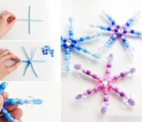 These beaded pipe cleaner snowflakes are SO SIMPLE and they look adorable! This is such an awesome low mess craft for winter, or even Christmas ornaments! Pipe Cleaner Snowflakes, Jul Diy, Snowflake Craft, Christmas Crafts For Kids To Make, Beaded Snowflakes, Holiday Crafts For Kids, Winter Crafts For Kids, Pipe Cleaners, Preschool Christmas