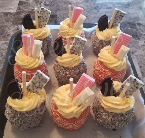 Strawberry Crunch Candy Apples, Treat Box Ideas Sweets, Cookies And Cream Strawberries, Strawberry Crunch Apples, Cheesecake Stuffed Apples, Gourmet Strawberries, Stuffed Apples, Gourmet Candy Apples, Candy Apple Recipe