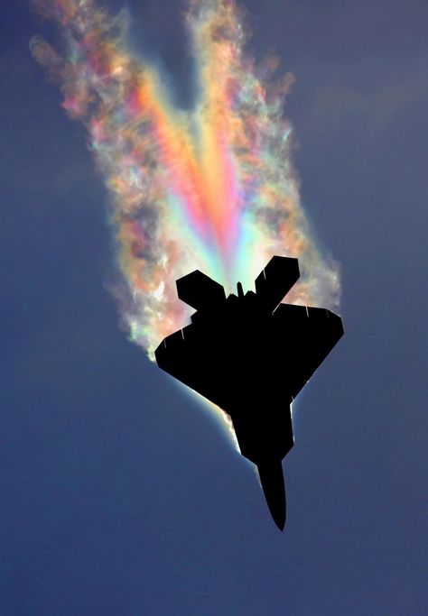 F-22 pulling so many G-forces that the wave of low pressure behind it causes water to condense Photo Avion, Rainbow Pictures, F22 Raptor, Military Jets, F 35, Military Photos, Jet Plane, Fighter Planes, Military Aircraft