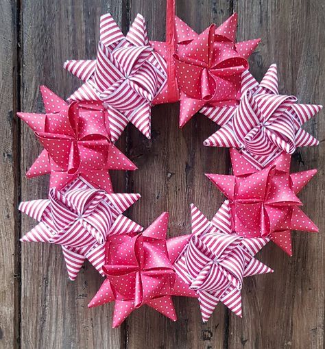 http://How to make a Danish woven paper Christmas star wreath (julestjerne), step-by-step! Danish Christmas Crafts, Christmas Star Wreath, Hygge Crafts, Hygge Candles, Scandinavian Christmas Ornaments, Star Wreath, Hot Chocolate Spoons, Danish Christmas, Hygge Style