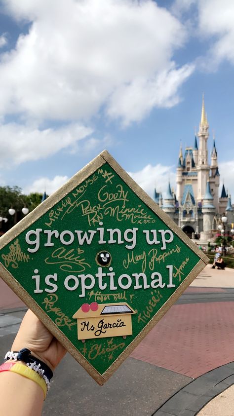 How cool is this teacher graduation cap? It looks like a chalkboard! Graduation Cap Decoration Teacher, Education Graduation Cap, Disney Graduation Cap, Teacher Graduation Cap, Education Graduation, Funny Graduation Caps, Disney Graduation, College Grad Cap Ideas, High School Graduation Cap