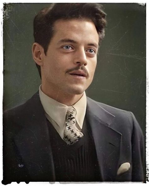 Rami Malek Fanart, Rami Malek Outfits, Rami Malek Side Profile, Rami Malek Smile, Rami Malek Night At The Museum, Rami Malek Memes Funny, Elliot Alderson, Borhap Cast, Rami Malek