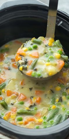 This Slow Cooker Creamy Vegetable Soup is a hearty, healthy meal in one -- made so easy with the crockpot! It's low in calories but BIG in flavor! Includes how to recipe video | crock pot recipe | crockpot | slow cooker recipe | easy recipe | healthy Soup Recipes Uk, Recipe Crockpot, Breakfast Low Carb, Slow Cooker Vegetarian, Slow Cooker Beef Stew, Crockpot Recipes Beef, Soup Recipes Slow Cooker, Healthy Slow Cooker, Vegetable Soup Recipes