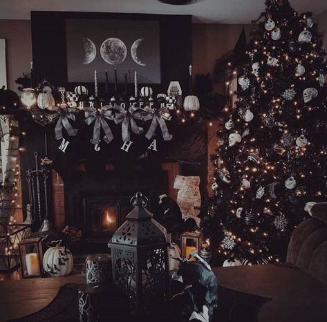 Dark Christmas Aesthetic, Black Christmas Tree Decorations, Black Christmas Decorations, Scary Christmas, Creepy Christmas, Dark Christmas, Black Christmas Trees, Christmas Inspo, The Fireplace