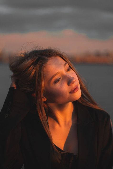 Sunset Aesthetic Portrait, Self Portrait Photography Outdoors, Golden Hour Photoshoot Ideas, Female Poses Photography, Female Photoshoot Poses, Sunset Photography People, Sunset Photo Ideas, Sunset Photoshoot Ideas, Pose Tips