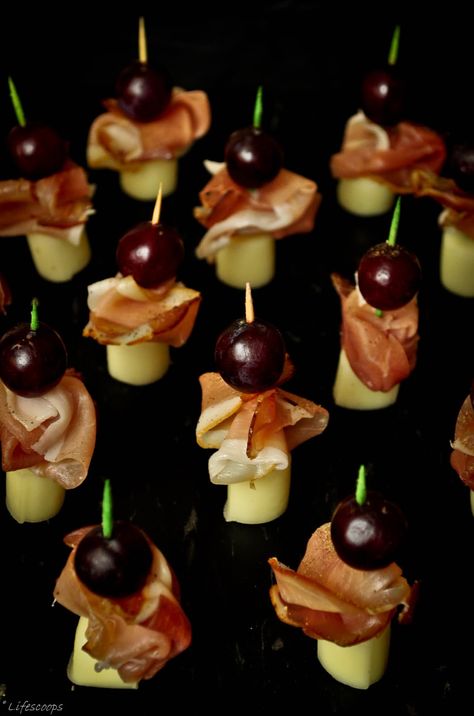 Prosciutto, Cheese and Grapes Skewers - No cook appetizer , how easy is that? Appetizers No Cook, Appetizers Sliders, Grape Appetizers, Appetizers Meat, Cheese And Grapes, Appetizer Buffet, No Cook Appetizers, Grape Recipes, No Cook