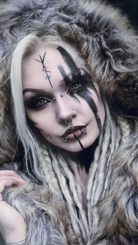 Easy Viking Makeup, Wasteland Makeup, Warrior Makeup, Halloween Smink, Viking Halloween Costume, Viking Makeup, Witchy Makeup, Vikings Halloween, Maquillage Halloween Simple