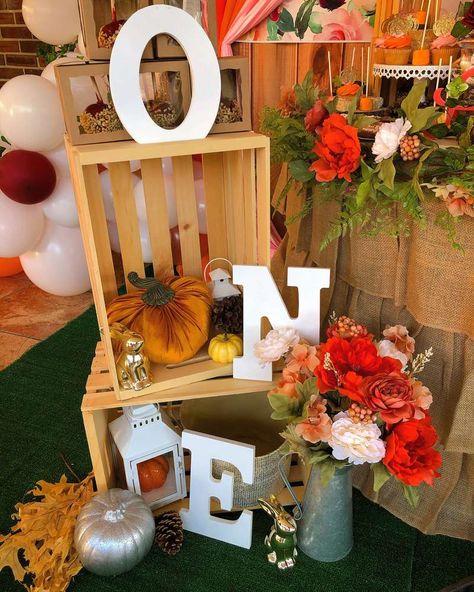 Onederfall Birthday, Pumpkin Party Table Decor, Pumpkin Patch Birthday Party Decorations, Fall First Birthday Centerpieces, 1st Birthday Party Ideas Fall, First Birthday Pumpkin Patch Theme, 1st Birthday Pumpkin Patch, Our Little Pumpkin Is Turning One Decor, Jesenja Dekoracija