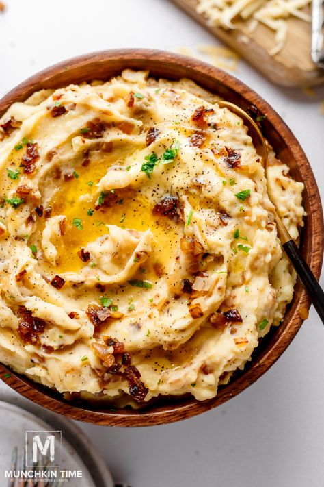 How to Make Cheesy Mashed Potatoes with Caramelized Onion Cheesy Mashed Potatoes Recipe, Slow Cooker Mashed Potatoes, Ww Sides, Baked Honey Garlic Chicken, Easy Mashed Potatoes, Best Mashed Potatoes, Cheesy Mashed Potatoes, Making Mashed Potatoes, Garlic Mashed Potatoes