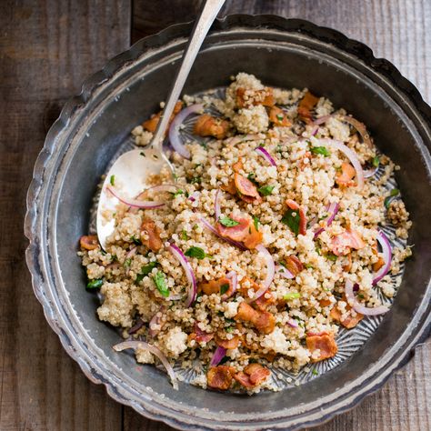 Smoky Quinoa and Bacon Salad | Easy quinoa salad recipe with bacon and smoky spices. This quinoa recipe is great with bbq recipes or grilled recipes. Quinoa Salad Recipes Easy, Salad Recipes With Bacon, Easy Quinoa Salad, Crispy Quinoa, Easy Quinoa, Bacon Salad, Quinoa Salad Recipes, Salad With Sweet Potato, Bacon Recipes