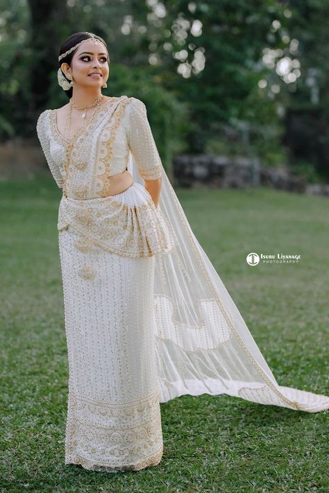 Bridal Kandyan Saree, Bridal Saree Kandyan, Pearl White Saree, Chatta Mundu Wedding, Kandyan Bridal Saree Designs, Traditional Kandyan Bride, Kandian Saree Design, Kandyan Saree Jackets Designs, Buddhist Bride In White Saree