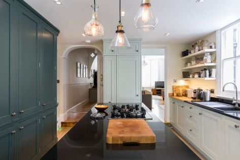 Broken-plan living: the design trend revolutionising open-plan | homify Broken Plan Living, Kitchen With Long Island, Watches Design, Closed Kitchen, Long Kitchen, Long Dining Table, Hallway Design, Bright Kitchens, Open Space Living