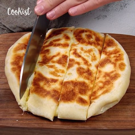 Cookist Wow on Instagram: “So delicious and easy to make, the result is irresistible! 😍 INGREDIENTS 110g (¾ cup) all-purpose flour; 60ml (¼ cup) warm milk; 30ml (2…” Keto Cheesy Focaccia In A Pan, Cookist Wow Recipes Bread, Cookist Recipes, Cookist Wow Recipes, Cheesy Focaccia, Foccacia Recipe, Cookist Wow, Pasta Vegetariana, Artisan Bread Recipes