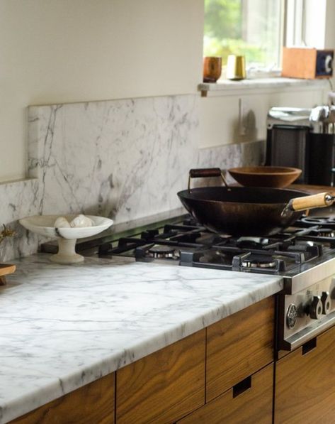 Some day I'm going to redo my kitchen - Here's What an Etch on a Marble Countertop Actually Looks Like Replacing Countertops, Refinish Countertops, Replacing Kitchen Countertops, Cocina Diy, Diy Kitchen Countertops, Marble Countertops Kitchen, Kitchen Countertop Materials, Tile Countertops, Marble Countertop