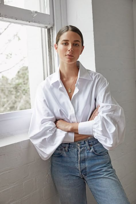 5 White Shirts To Add To Your Essential Wardrobe Elevated Wardrobe, White Shirt Outfits, White Shirts Women, Mode Inspo, Work Outfits Women, 가을 패션, Outfits Women, Hippie Chic, White Shirts