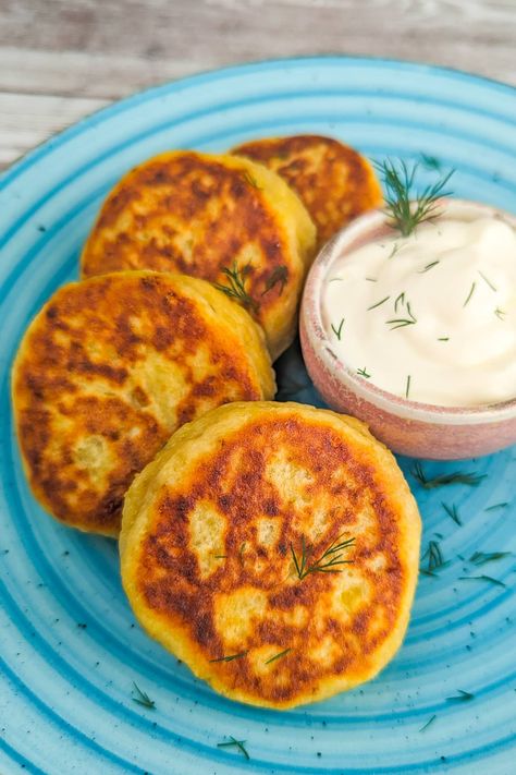 Savor the simplicity of these Delicious 4-Ingredient Potato Pancakes! Transform humble potatoes, a feClose look of 4 potato pancakes on a blue vintage plate.w basic pantry staples, and some sizzling oil into crispy, golden perfection. Whether you're craving a savory breakfast, a side dish, or a tasty snack, these pancakes are your go-to choice. Serve with sour cream, applesauce, or your favorite dipping sauce for a comforting, satisfying treat that's easy as it is tasty! Potato Pancakes Easy, Potato Pancake Recipe, Pan Fried Potatoes, Crispy Pancakes, Potatoe Pancake Recipe, Potato Pancake, Gold Potatoes, Shredded Potatoes, Peanut Butter Sauce