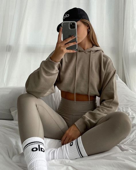 https://www.instagram.com/p/CTaEYy4nxxN/?utm_medium=share_sheet What To Wear With Leggings, Alo Yoga Outfit, Leggings For Fall, Basic Streetwear, Yoga Outfit, Wear With Leggings, Legging Outfits, Weekend Wear, Alo Yoga