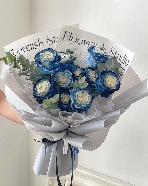 Ribbon Flowers Bouquet, Blue Flowers Bouquet, Evergreen Flowers, Diy Bouquet Wrap, Luxury Flower Bouquets, Fancy Flowers, Boquette Flowers, Flower Guide, Bouquet Wrap