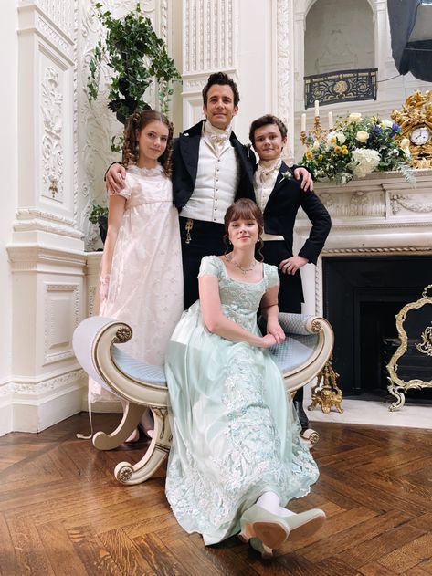 Bridgerton Outfits, Bridgerton Family, Bridgerton Vibes, Eloise Bridgerton, Jonathan Bailey, Julia Quinn, High School Musical, Period Dramas, Series Movies