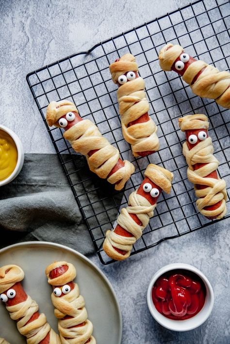 Hot Dogs In Air Fryer, Mummy Hot Dogs Recipe, Halloween Mummy Hot Dogs, Mummy Hot Dogs, Mummy Cookies, Läskig Halloween, Mummy Dogs, Dessert Halloween, Hot Dog Recipes