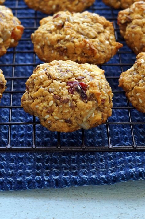 Muesli Cookies, Muesli Slice, Biscuits Sweet, Muesli Breakfast, Breakfast Brownies, Butter Cookies Easy, Breakfast Cookie Recipe, Healthy Homemade Snacks, Oats And Honey