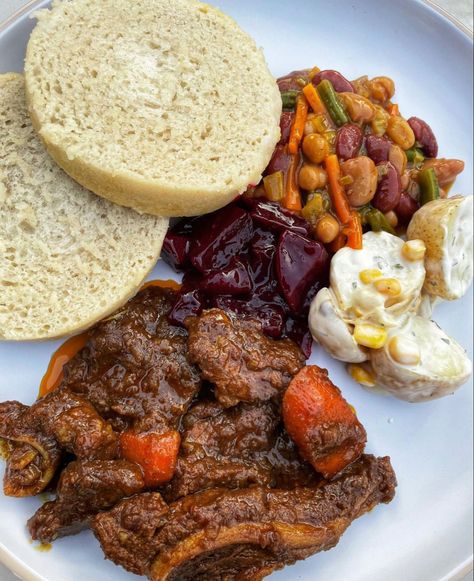 Several Colors Meal South Africa, Christmas Lunch Ideas South Africa, Christmas Lunch Ideas, African Meals, Meal Plate, Monkey Crafts, Meat Diet, Africa Food, African Cooking