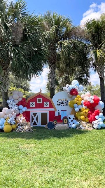 Farm Backdrop Barnyard Party, Farm Decorations Party, Farm Theme Crafts, Farm Birthday Decorations, Barn Birthday Party, Farm Backdrop, Decoration Class, Farm Party Decorations, Barn Backdrop