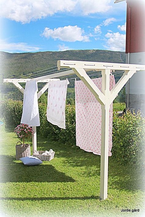 Diy Clothesline Outdoor, Urban Garden Design, Bloxburg Room, Outdoor Clothes, Apartment Patio Decor, Patio Decorating Ideas On A Budget, Patio Decorating Ideas, Floor Layout, Outdoor Patio Decor