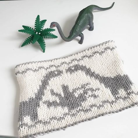 Dinosaur cowl - Free knitting pattern - Abfabulies Dinosaur Knitting, Colorwork Knitting Patterns, Sheep Cards, Dinosaur Sweater, Knitting Patterns Free Scarf, Fair Isle Knitting Patterns, Colorwork Knitting, Dinosaur Crafts, Dinosaur Pattern