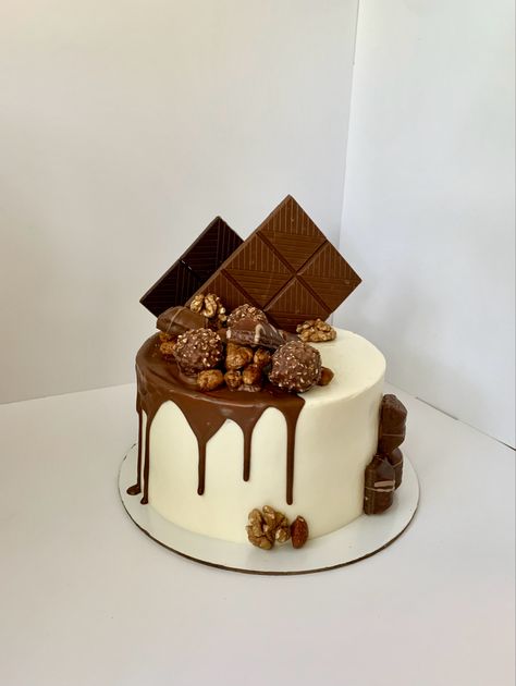 Fancy Chocolate Cake Design, Korean Chocolate Cake, Cricket Birthday Cake, Chocolate Birthday Cake Decoration, Holiday Desserts Christmas, Chocolate Cake Designs, Birthday Cake Decorating Ideas, Chocolate Drip Cake, Cake Mini