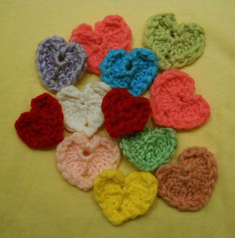 Loom Lore: Little loom-knit hearts Loom Flowers, Loom Knitting Ideas, Knitted Heart Pattern, Circle Loom, Round Loom Knitting, Loom Hats, Flower Loom, Loom Love, Loom Knitting Tutorial