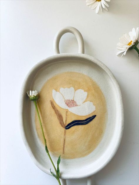 Handmade and hand painted ceramic dish by Lisa Rupp. Hand Painted Dishes, Diy Pottery Painting, Colorful Pottery, Hand Painted Bowls, Pottery Handbuilding, Hand Painted Pottery, Colorful Ceramics, New Ceramics, Pottery Crafts