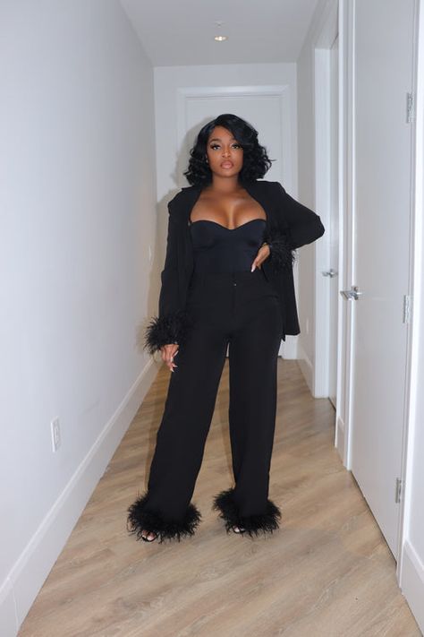 Feather Suit Women, All Black Affair Outfits, Graduation Outfit Black Women, Black Women Photoshoot Ideas Inspiration, All Black Outfit Dressy, Glam Chic Outfit, Graduation Pants, All Black Dinner Outfit, Graduation Outfit Ideas Black