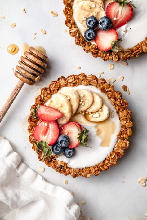 Breakfast Granola Yogurt Tarts - Delight Fuel Yogurt Tart, Breakfast Granola, Granola Ingredients, Mini Torte, Tart Filling, Granola Breakfast, Yogurt And Granola, Vegan Cheesecake, Coconut Yogurt