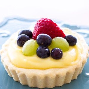 Sugar Cookie Fruit Tarts - A Latte Food Sugar Cookie Fruit Tart, Fruit Tart Recipe Easy, Custard Dessert Recipes, Fruit Sugar Cookies, Easy Tart Recipes, Fruit Tart Recipe, Sugar Cookie Crust, Fruit Tarts, Humble Pie