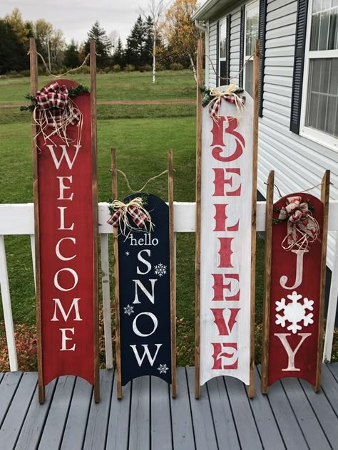 30 Brilliant Outdoor Christmas Decor Ideas to Inspire Your Holiday Spirit Rustic Christmas Porch Signs, Fall Outdoor Signs Wooden Diy, Christmas Pallet Ideas, Christmas Wood Crafts To Sell, Christmas Gnome Decor, Christmas Wood Projects, Sled Decor, Gingerbread Family, Christmas Signs Diy