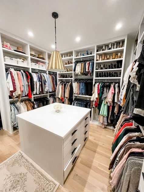 Room Clothes Organization, Aesthetic Wardrobe Organization, Clothing Room Design, House Closet Ideas, Clothes Room Ideas, Big Closet Ideas, Dream Wardrobe Aesthetic, Closet Room Design, Nursery Closet Shelves