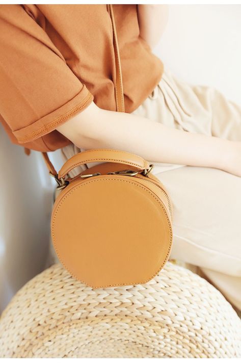 Leahter Brown Circle Bag Circle Purse Crossbody Bag Round Bag Round Purse Circle Bags, Leather Hobo Bags, Circle Purse, Yellow Circle, Round Purse, Bags Diy, Circle Bag, Diy Leather Bag, Leather Totes