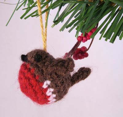 LucyRavenscar - Crochet Creatures: Tiny Christmas Robin - free crochet pattern Crochet Robin, Crochet Creatures, Christmas Crochet Patterns Free, Christmas Robin, Tiny Crochet, Crochet Xmas, Beginners Crochet, Crochet Birds, Crochet Christmas Decorations