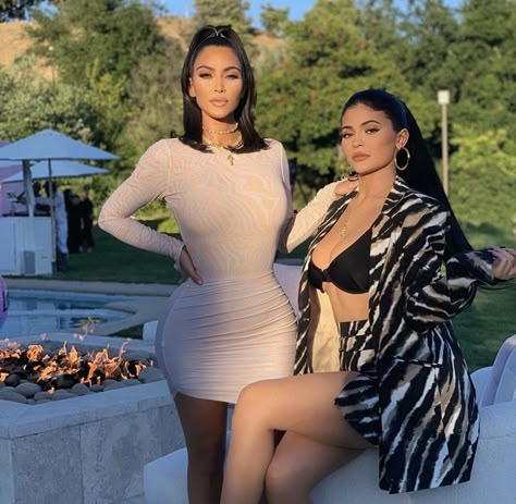 Kylie And Kim, Kendall Ve Kylie, Kim And Kylie, Look Kylie Jenner, Kim Kardashian Kylie Jenner, Estilo Kardashian, Looks Kylie Jenner, Trajes Kylie Jenner, Kardashian Kylie Jenner