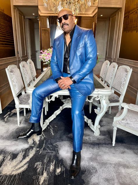 Meet Steve Harvey, Style Icon | GQ Steve Harvey Suits, Designer Suits For Men, Dad Fashion, Gq Magazine, Green Suit, Pink Suit, Steve Harvey, Well Dressed Men, Urban Wear