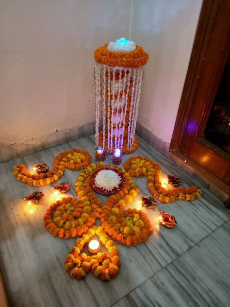 Main Door Diwali Decoration Ideas, Main Door Rangoli Design, Diwali Main Door Decoration, Artistic Rangoli, Floral Rangoli, Indian Decoration, Simple Flower Rangoli, Haldi Kumkum, Diwali Design