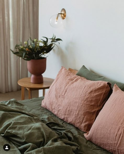 Green And Pink Bedding Ideas, Green Bedsheet Bedroom, Green And Light Pink Bedroom, Pink Green Bedding, Linen Bedding Aesthetic, Green Brown Pink Aesthetic Room, Dusty Pink And Green Bedroom, Olive And Pink Bedroom, Green And Pink Bedroom Aesthetic